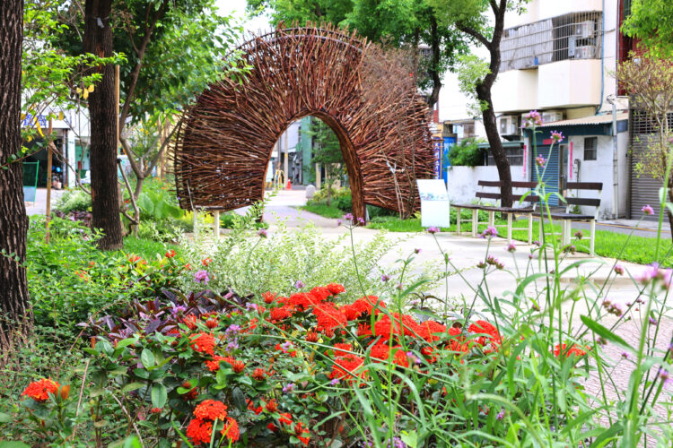 打造城市中的花園廊帶！-大里長榮園道「花之道」綻放浪漫自然花境