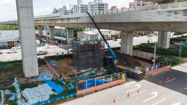 縫合「綠空廊道」最後一哩路！-中市自行車跨橋工程9月夜間吊裝作業