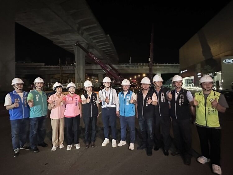 重大里程碑！「綠空廊道」自行車跨橋夜間吊裝-建設局長：朝114年春節前全線串接