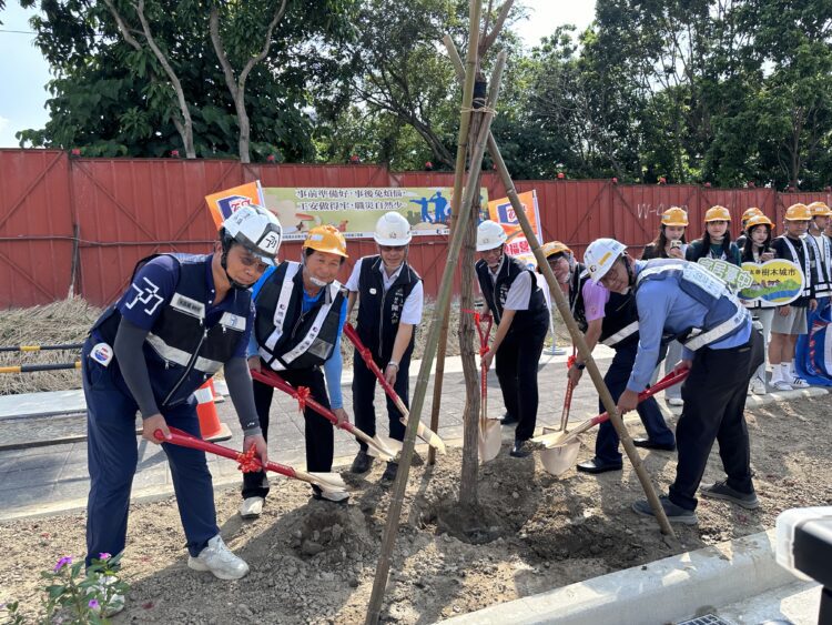 北屯崇德19路計畫道路開闢辦植樹活動-中市建設局長視察種樹苗：環境教育從小做起