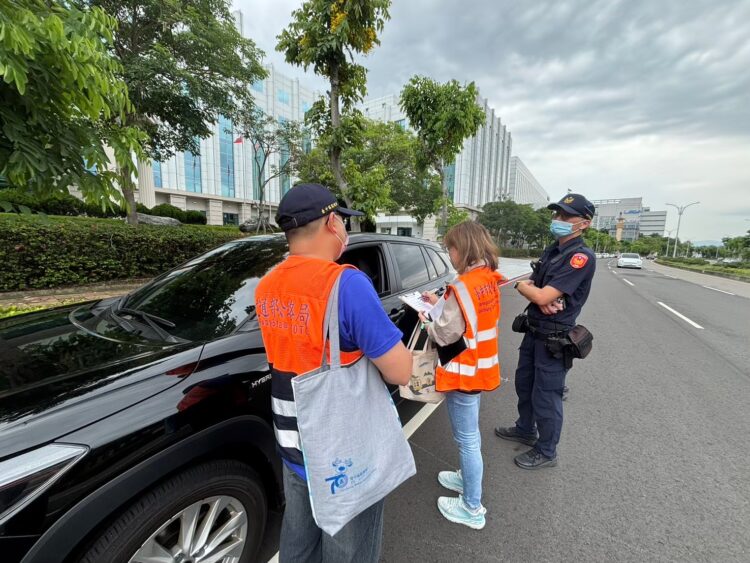 中市交通局聯合監警取締違法白牌車-違規駕駛罰10萬、最重吊銷駕照