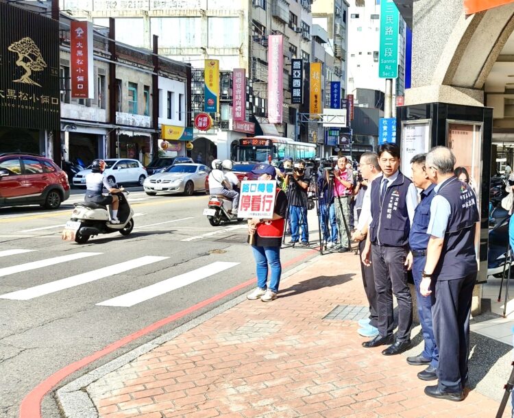 台中公車停讓稽查-中市府祭鐵腕：全面落實「路口轉向停看行」捍衛行人正義