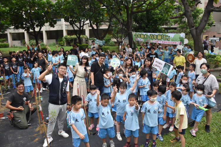 結合生態教育感念教師辛勞-中市大仁國小種下「校園生態樹島」