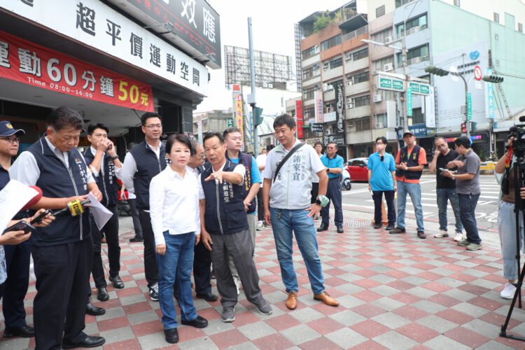 鐵腕護行人！-中市府啟動「無限期公車大執法」-盧市長慰勉員警辛勞：捍衛行人正義