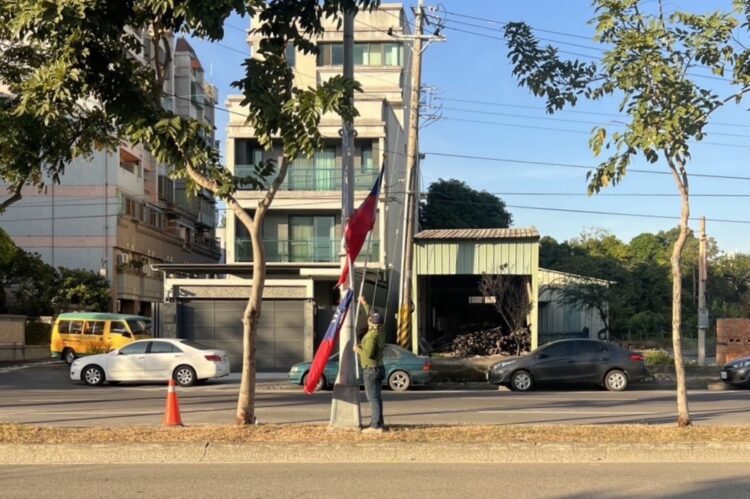 強颱來襲為免影響行車安全-中市府今已撤除國慶懸掛國旗