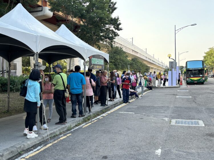 花海接駁車湧人潮-中市交通局：首週開出近千班次-鏡頭君成「萬」人迷