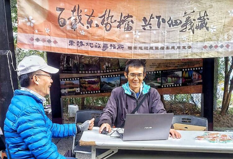 中市東勢地政所擴點梨山 -公務車變身成檔案應用推廣與地政服務百寶箱- 