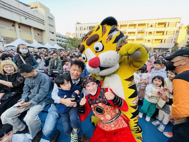 萌虎下山傳達動物保育觀念-中市文昌國小紙風車《武松打虎》演出歡笑連連