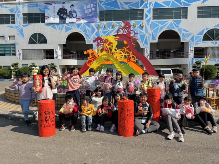 鰲峰山自由車場迎新春主題造景亮相-邀市民走春走出一身輕