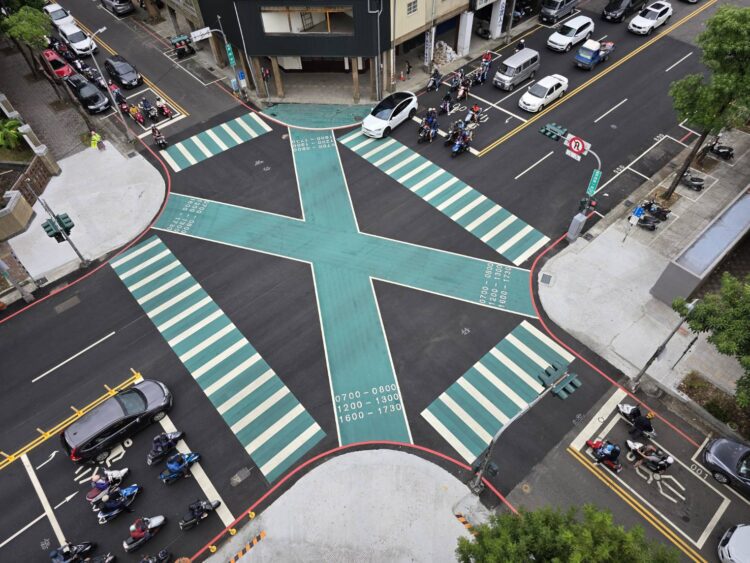 行人過馬路更安全！-中市63處易肇事路口、140處校園周邊路口改善完成