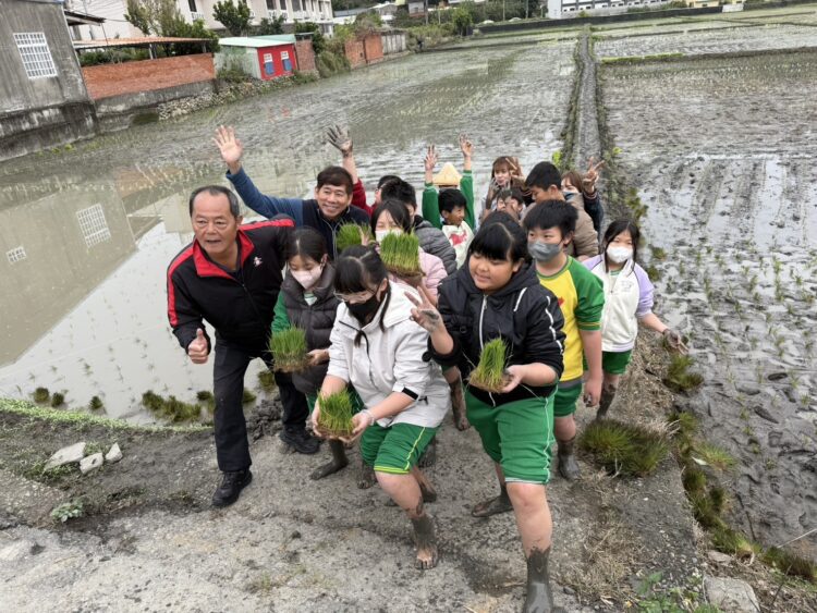 中市農業局邀學童體驗食農教育活動-繽紛稻田彩繪迎接中台灣農業博覽會