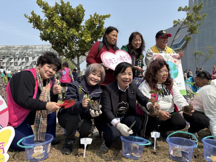 發票換樹苗、愛心變綠意！中市建設局攜手民團舉辦中央公園植樹活動