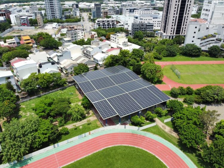 節省6億多元！中市校園近百座「光電球場」運轉發電-實現政府、學校與企業三贏