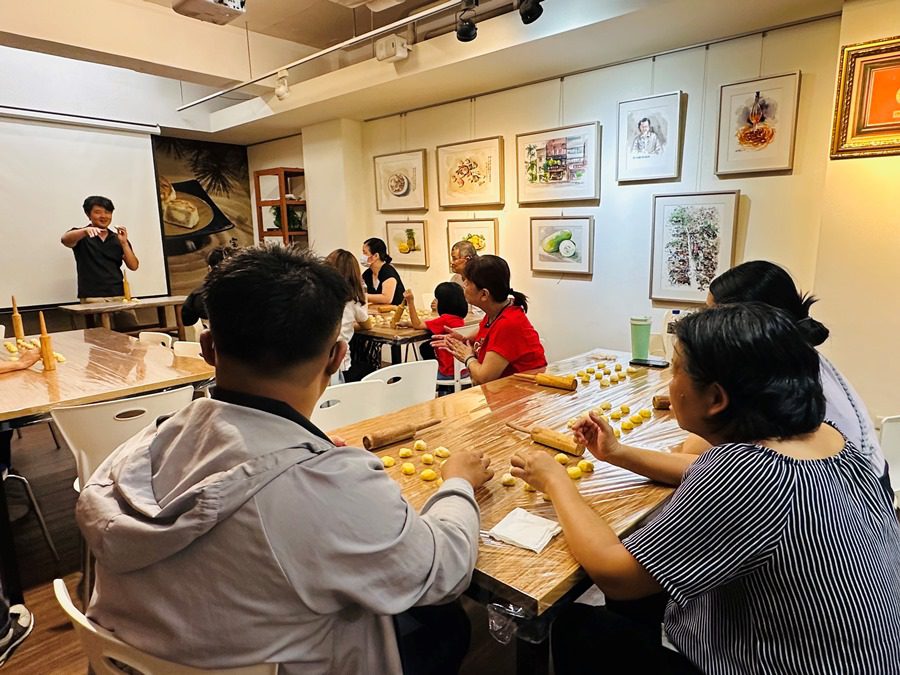 在商圈太陽餅業者的帶領下，民眾體驗從餅皮到內餡作出完整的太陽餅。(圖/記者林均和攝)